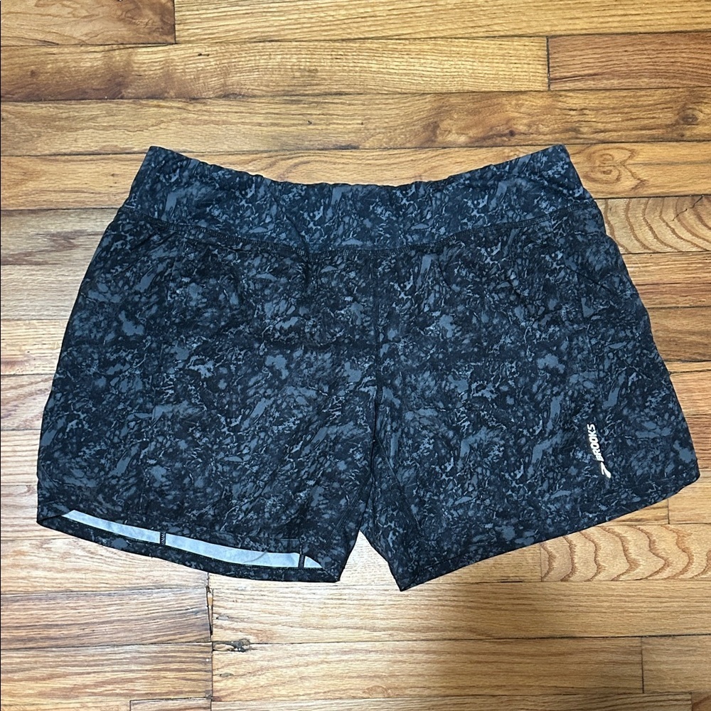 Brooks Women's Black Patterned Shorts